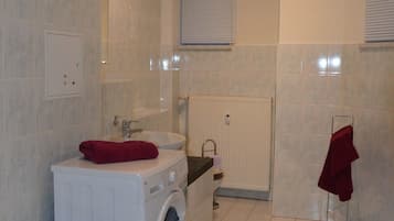 Secadora de cabello, toallas, jabón, papel de baño