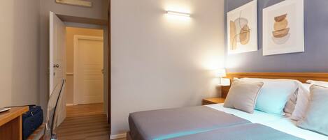 Desk, soundproofing, free WiFi