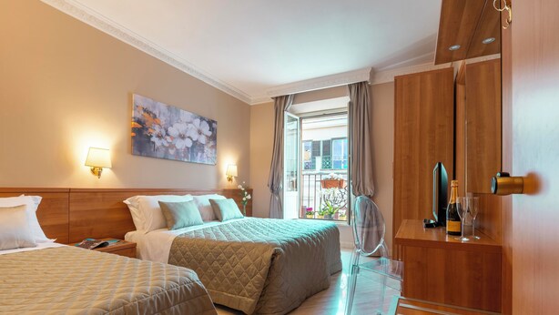 Triple Room | Desk, soundproofing, WiFi (free) - HOTEL MAGIC (Rome)