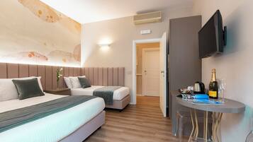 Tripla Comfort | Una scrivania, insonorizzazione, Wi-Fi gratuito