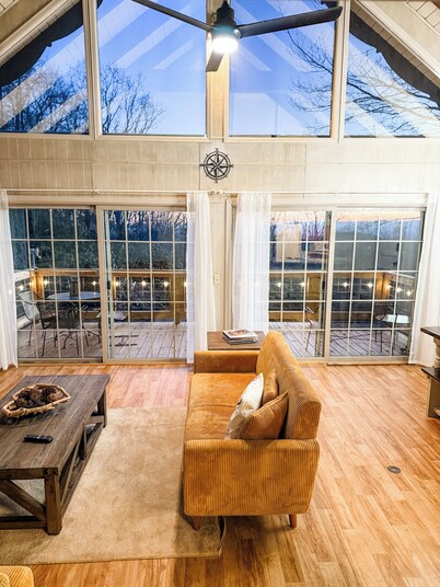 "18 Seasons" Seconds to Blue Ridge Parkway, & Mabry Mill. Game room w/Bar