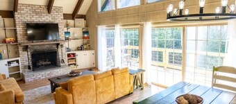 "18 Seasons" Seconds to Blue Ridge Parkway, & Mabry Mill. Game room w/Bar