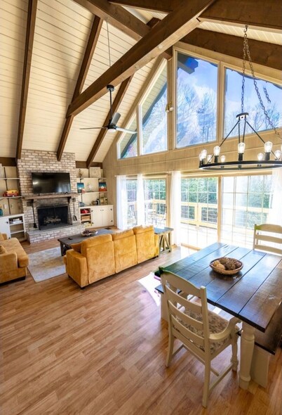 "18 Seasons" Seconds to Blue Ridge Parkway, & Mabry Mill. Game room w/Bar