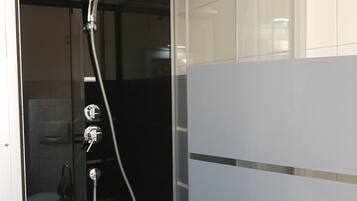 Dusche, Haartrockner, Handtücher, Seife