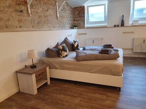 1 soverom, skrivebord, wi-fi (inkludert) og sengetøy