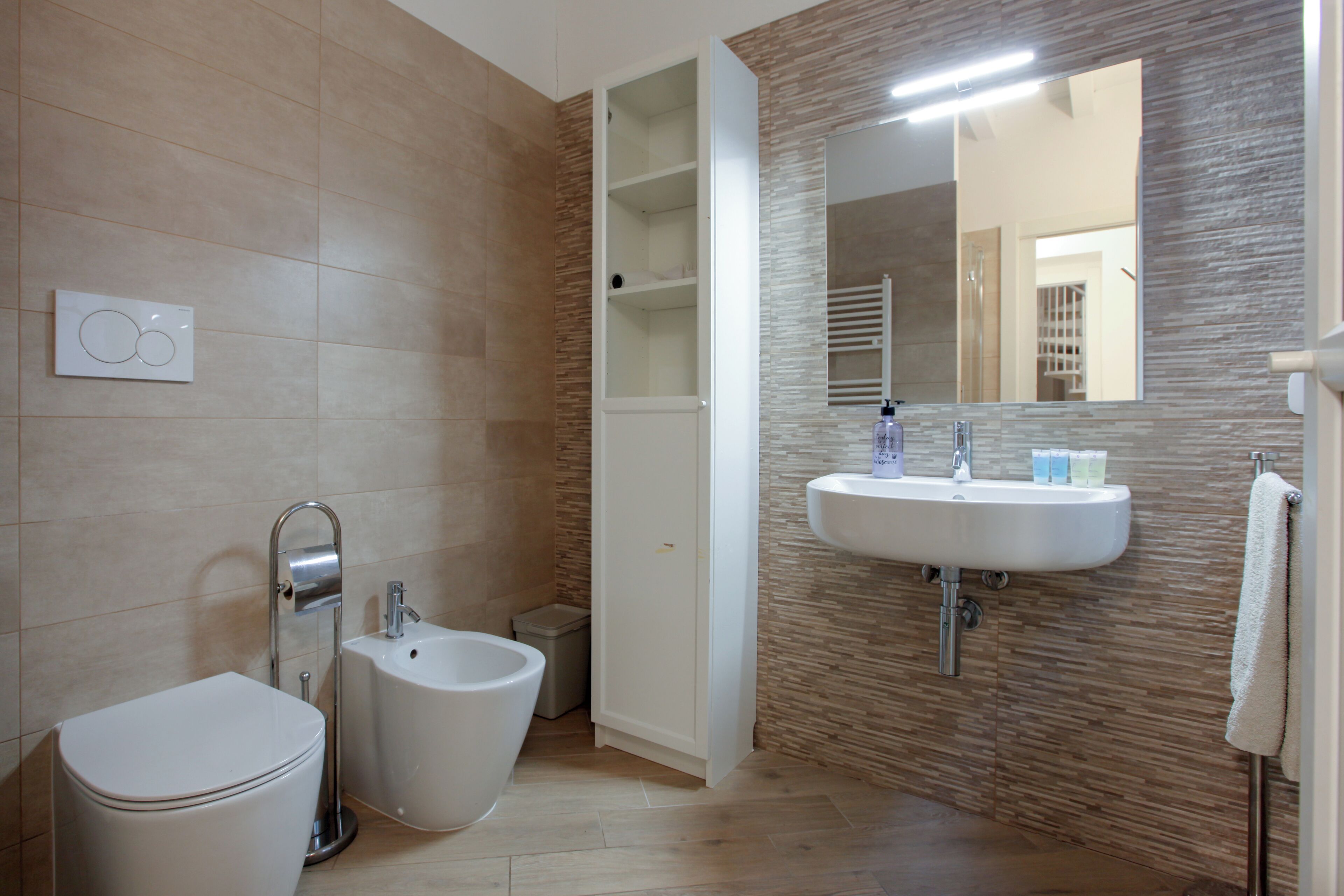 Un bany modern amb vàter, bidet i rentapel.