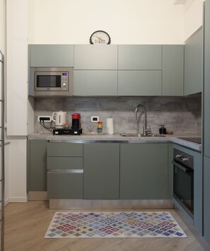 Frigorífico, microondas, horno y placa de cocina
