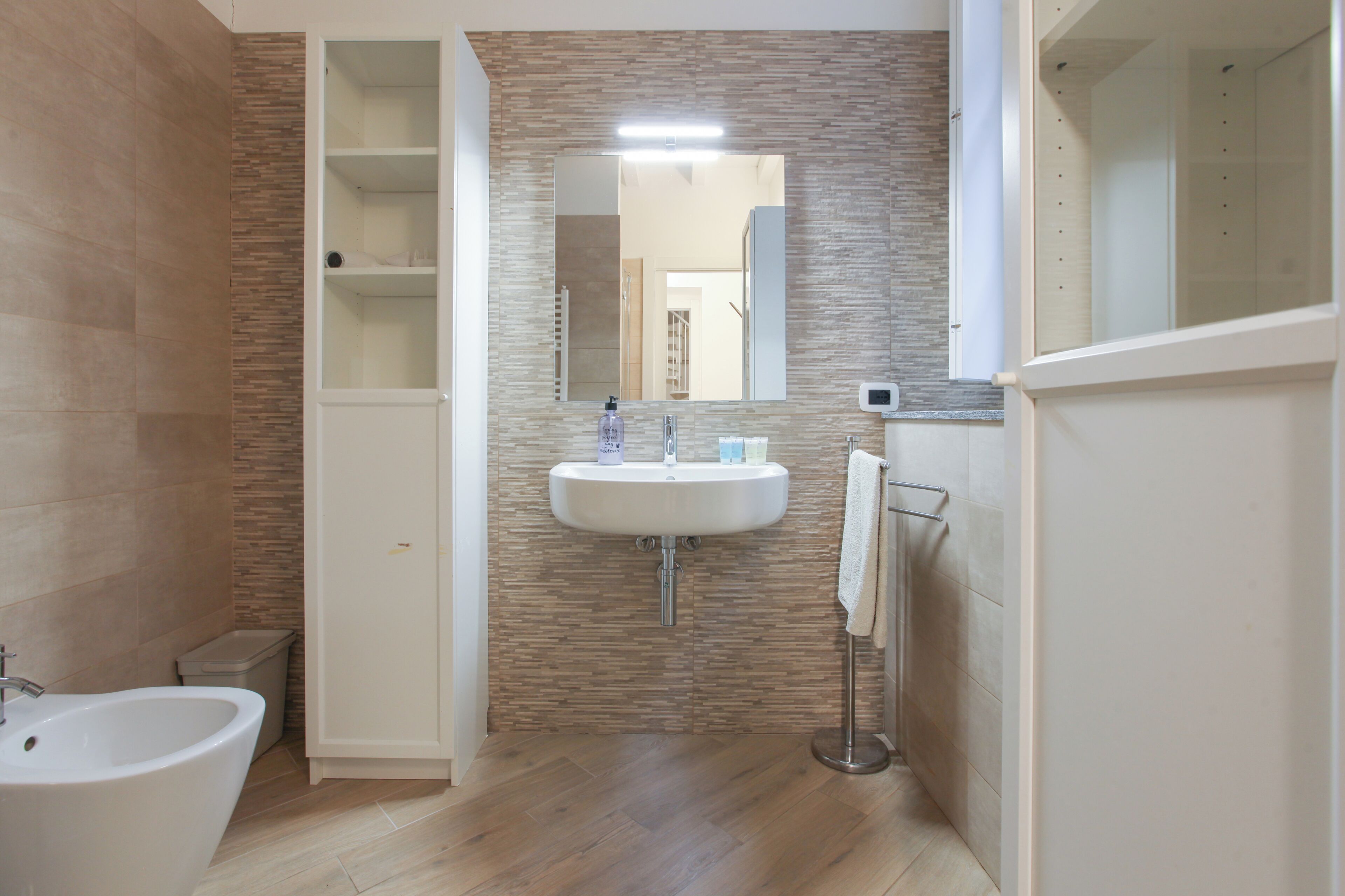 Dusche, Haartrockner, Bidet, Handtücher