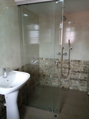 Triple Room | Bathroom | Shower, towels, soap, shampoo - Casa Coutinho  (Alto de Porvorim)