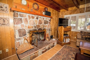 Apartment, Mehrere Betten, Kamin, Bergblick | Wohnbereich | Fernseher, Kamin