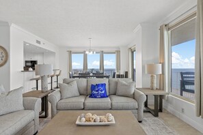 Leilighet, flere senger, balkong, havutsikt (Treasure Island Resort 1601) | Oppholdsrom | En 41-tommers Flatskjerm-TV med digitale kanaler