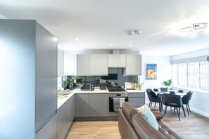 Interior - Redwood Escape - Stylish New Forest Stay | Sleep 4 | Near Paultons Park | Free Parking (Southampton)