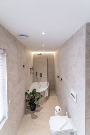 Sèche-cheveux, serviettes fournies