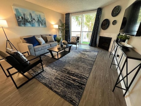 Oasis 2 BR View of Hollywood Sign, W/D, & Parking