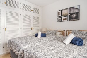 Superior appartement, uitzicht op zwembad | 2 slaapkamers, een strijkplank/strijkijzer, gratis wifi
