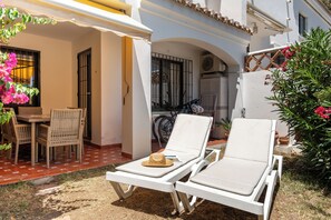 Superior appartement, uitzicht op zwembad | Terras