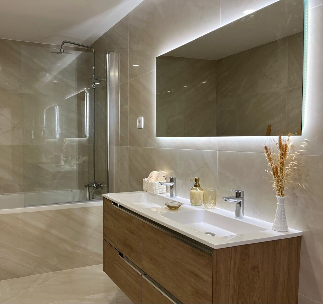Dusche, Haartrockner, Bidet, Handtücher
