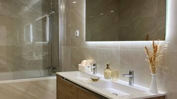 Dusche, Haartrockner, Bidet, Handtücher