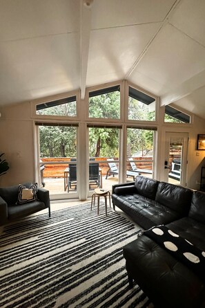 Smart TV, fireplace - Elevated Mountain Cabin with Luxe Hot-tub (Mi-Wuk Village)