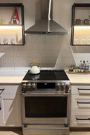 Fridge, microwave, oven, stovetop - Elevated Mountain Cabin with Luxe Hot-tub (Mi-Wuk Village)