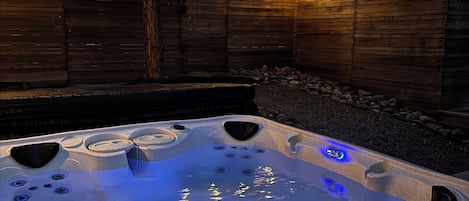 Tina de hidromasaje al aire libre