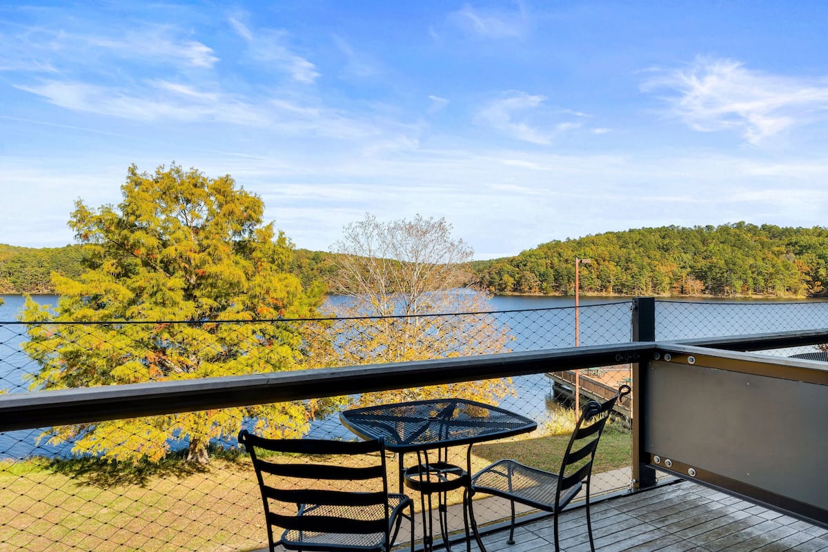 Vierpersoonskamer, balkon, uitzicht op meer | Balkon