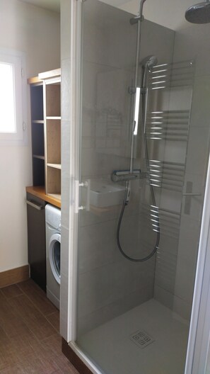 Regadera, toallas, jabón, papel de baño 