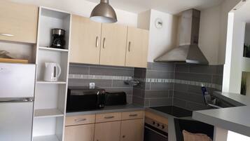 Een koelkast, een microgolfoven, een oven, een kookplaat