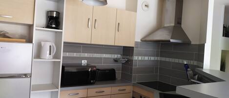 Réfrigérateur, micro-ondes, four, plaque de cuisson