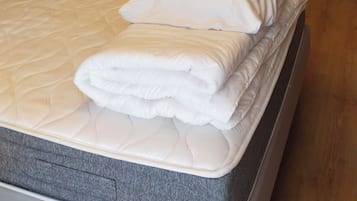 2 slaapkamers, een strijkplank/strijkijzer, beddengoed