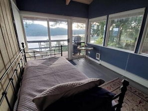 6 bedrooms, desk, iron/ironing board, travel cot