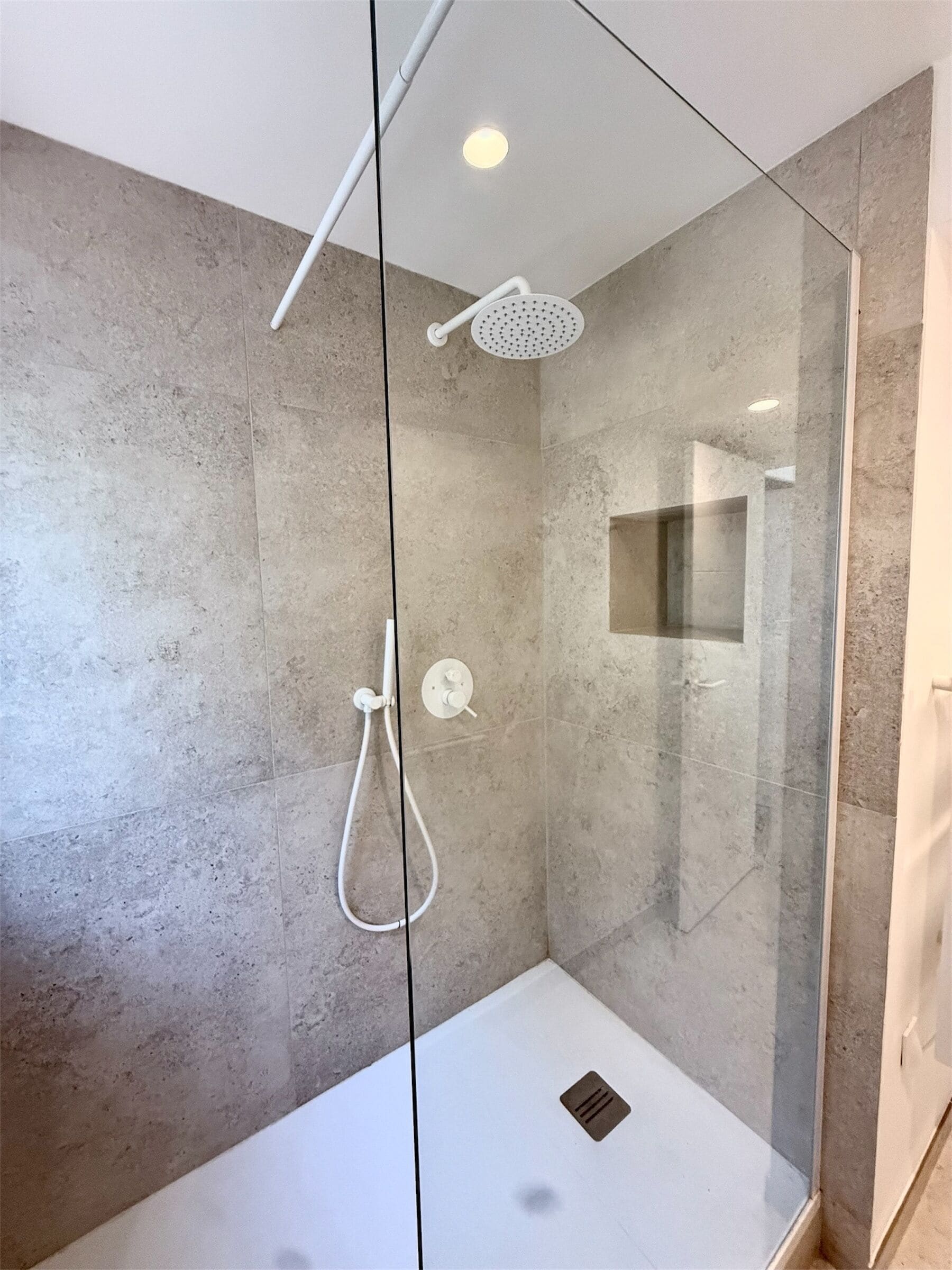 Bruser, hårtørrer, håndklæder, Toiletpapir