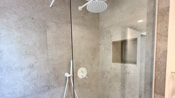 Bruser, hårtørrer, håndklæder, Toiletpapir