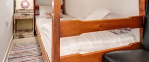 2 dormitorios, sistema de insonorización, tabla de planchar con plancha