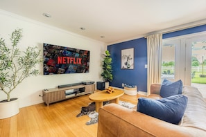 Smart TV, fireplace, video games, table football - 2 Hot Tubs, Firepit, Gameroom, 4mi to Buffalo Trace (Frankfort)