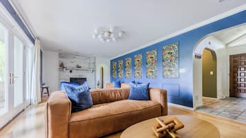 TV connectée, cheminée, jeux vidéo, baby-foot