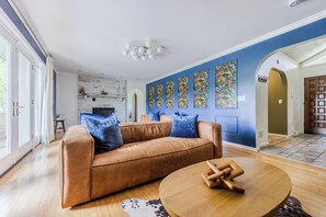 Smart TV, chimenea, videojuegos y futbolito 