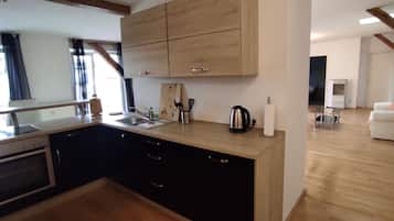 Fridge, oven, stovetop, dishwasher