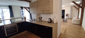 Frigorífico, horno, placa de cocina y lavavajillas