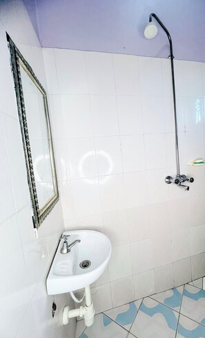 Serviettes fournies, savon, papier de toilette