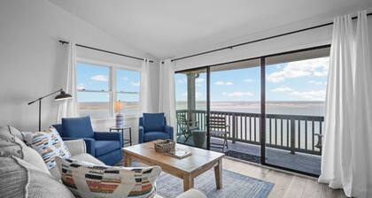 Couples Retreat with Breathtaking Oceanfront Views, Community Pool, Elevator - 735 North Hampton