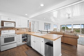 Coffee/tea maker - Beachfront Home, Oceanfront, Dog Friendly - 710 Silverside (Fripp Island)