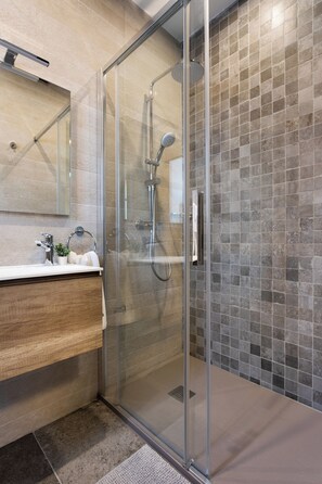 Shower, hair dryer, bidet, towels