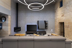 TV connectée, cheminée, jeux vidéo, table de tennis de table