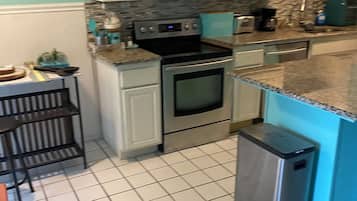 Een koelkast, een microgolfoven, een oven, een kookplaat