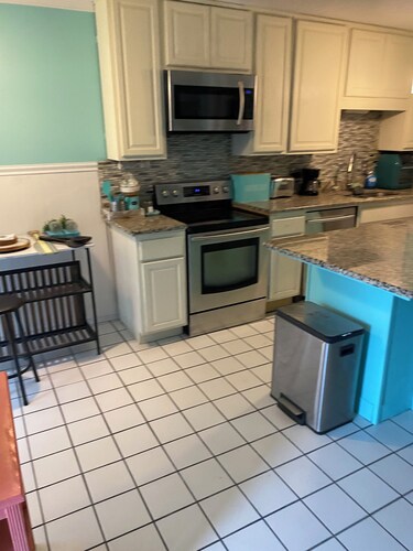 Charming 2-bedroom 3-story townhome one block from the ocean!