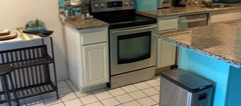 Charming 2-bedroom 3-story townhome one block from the ocean!