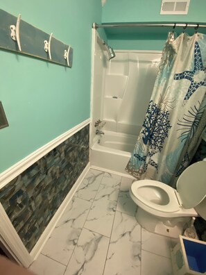 吹风机、毛巾、肥皂、卫生纸