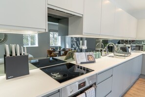 Een koelkast, een magnetron, een oven, een kookplaat