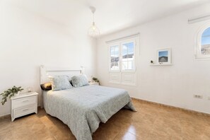 2 chambres, fer et planche à repasser, Wi-Fi, draps fournis